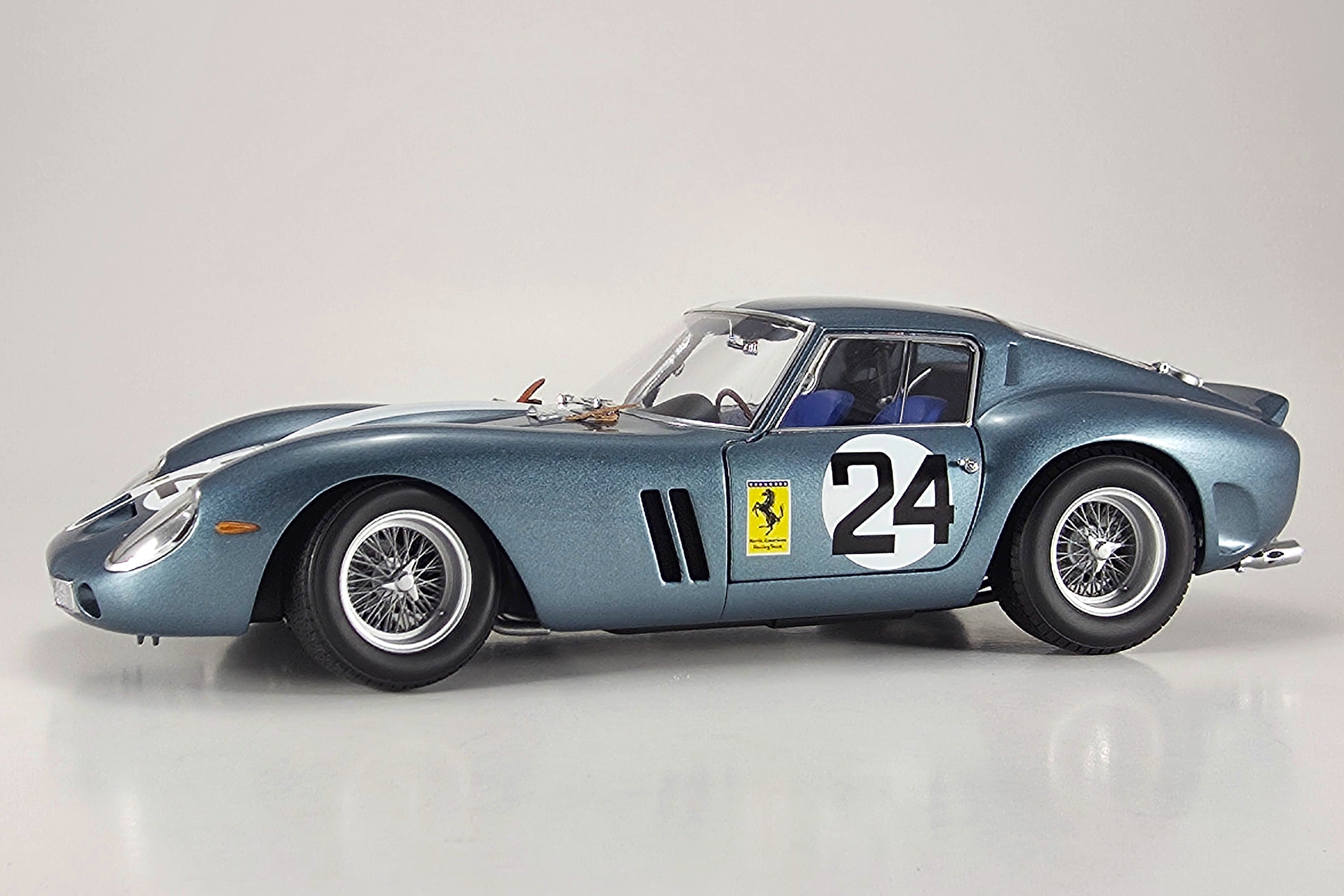 Ferrari 250 GTO (1962 Sebring 12 Hours) | 1:18 Scale Diecast Model Car by Kyosho | Front Quarter