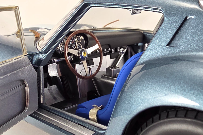 Ferrari 250 GTO (1962 Sebring 12 Hours) | 1:18 Scale Diecast Model Car by Kyosho | Left Interior