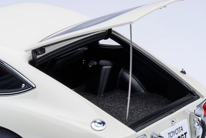 Toyota 2000GT | 1:18 Scale Model Car by AUTOart | Hatch Detail