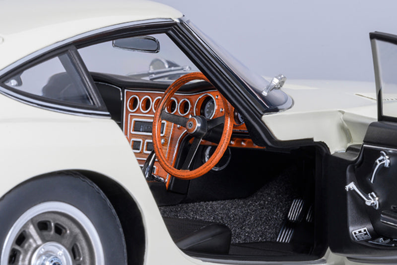 Toyota 2000GT | 1:18 Scale Model Car by AUTOart | Right Interior