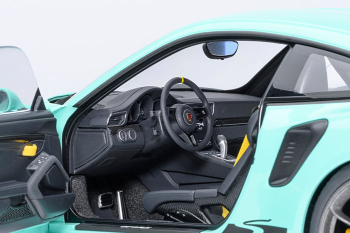 1:18 Scale Porsche 911 GT3 RS (991.2) by AUTOart | Left Interior