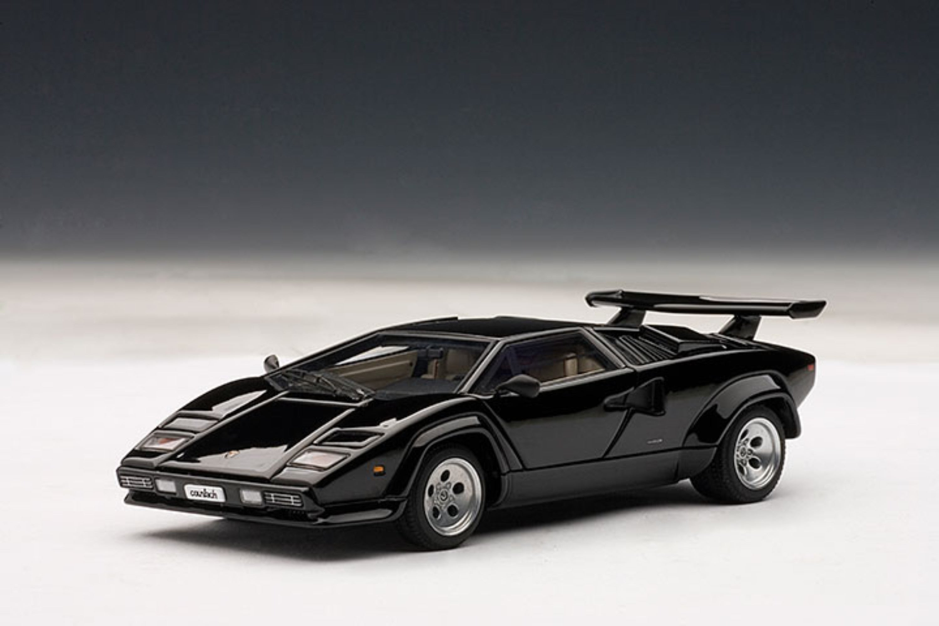 White Lamborghini Countach Quattrovalvole