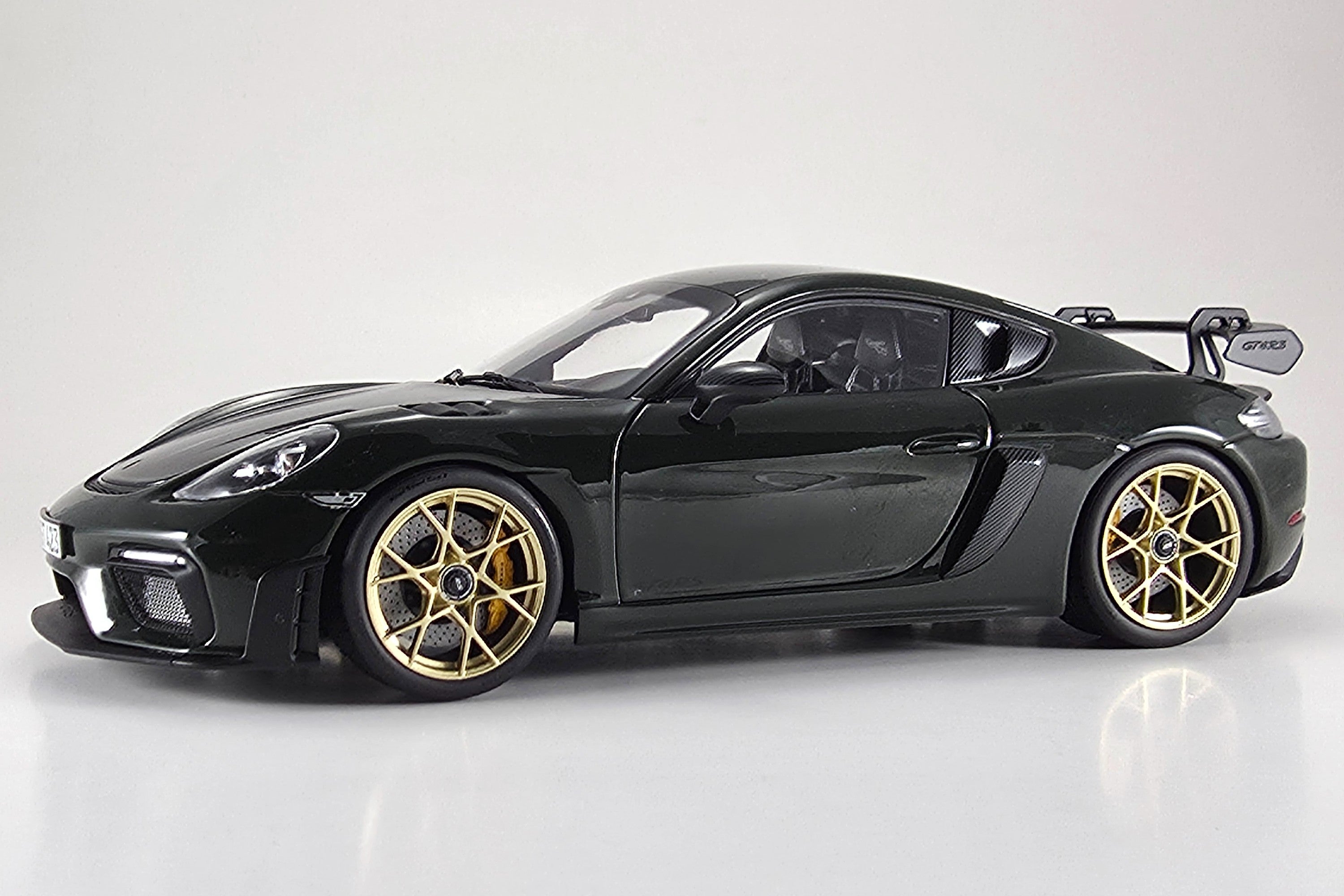 Porsche Cayman GT4 RS (2023) | 1:18 Scale Diecast Model Car by Norev | Green Variant Front Quarter