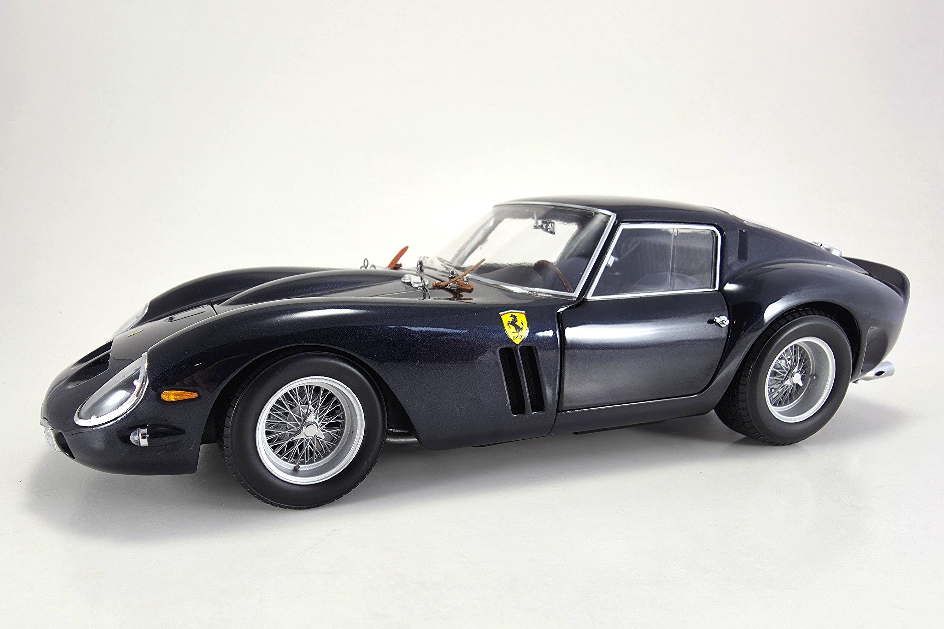1:18 scale Ferrari 250 GTO by Kyosho| Left Front Quarter