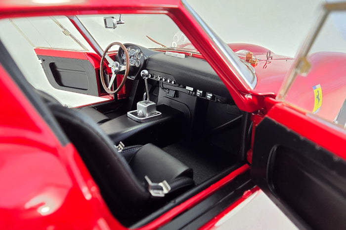 1:18 scale diecast Ferrari 250 GTO (1962 1000km Paris Winner) by Kyosho | Right Interior