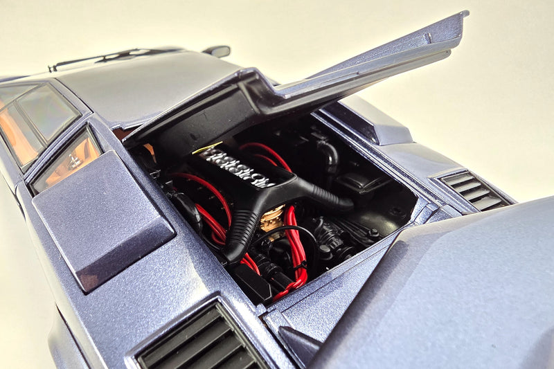 1:18-scale Lamborghini Countach 5000 Quattrovalvole by Kyosho | Engine Detail