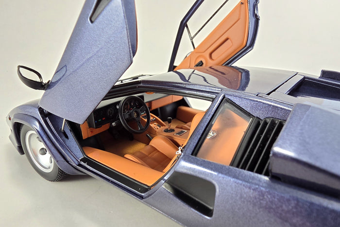 1:18-scale Lamborghini Countach 5000 Quattrovalvole by Kyosho | Left Interior