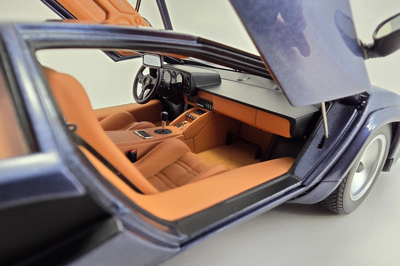 1:18-scale Lamborghini Countach 5000 Quattrovalvole by Kyosho | Right Interior