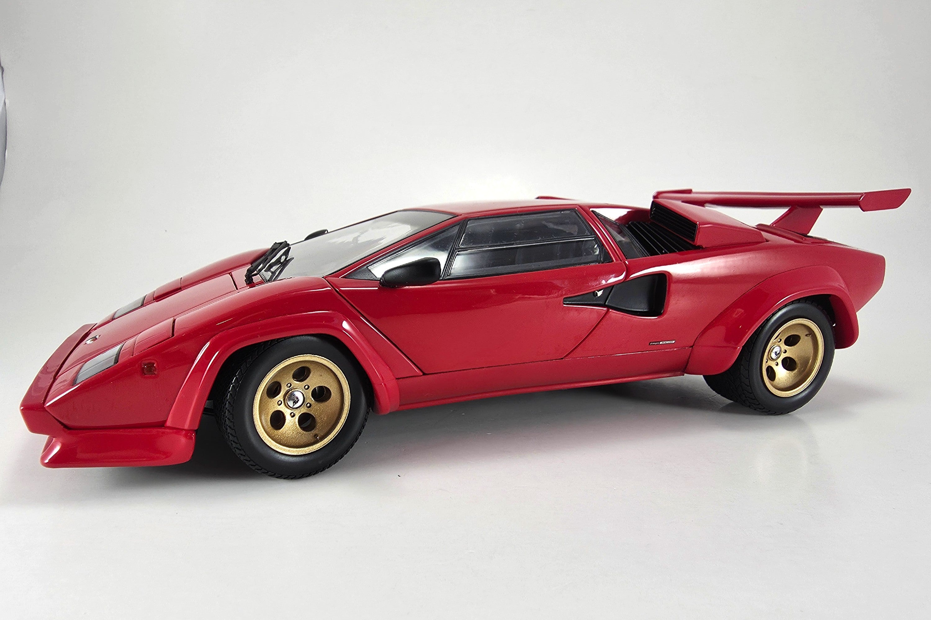 1:18-scale Lamborghini Countach 5000 Quattrovalvole by Kyosho | Red Variant Left Front Quarter