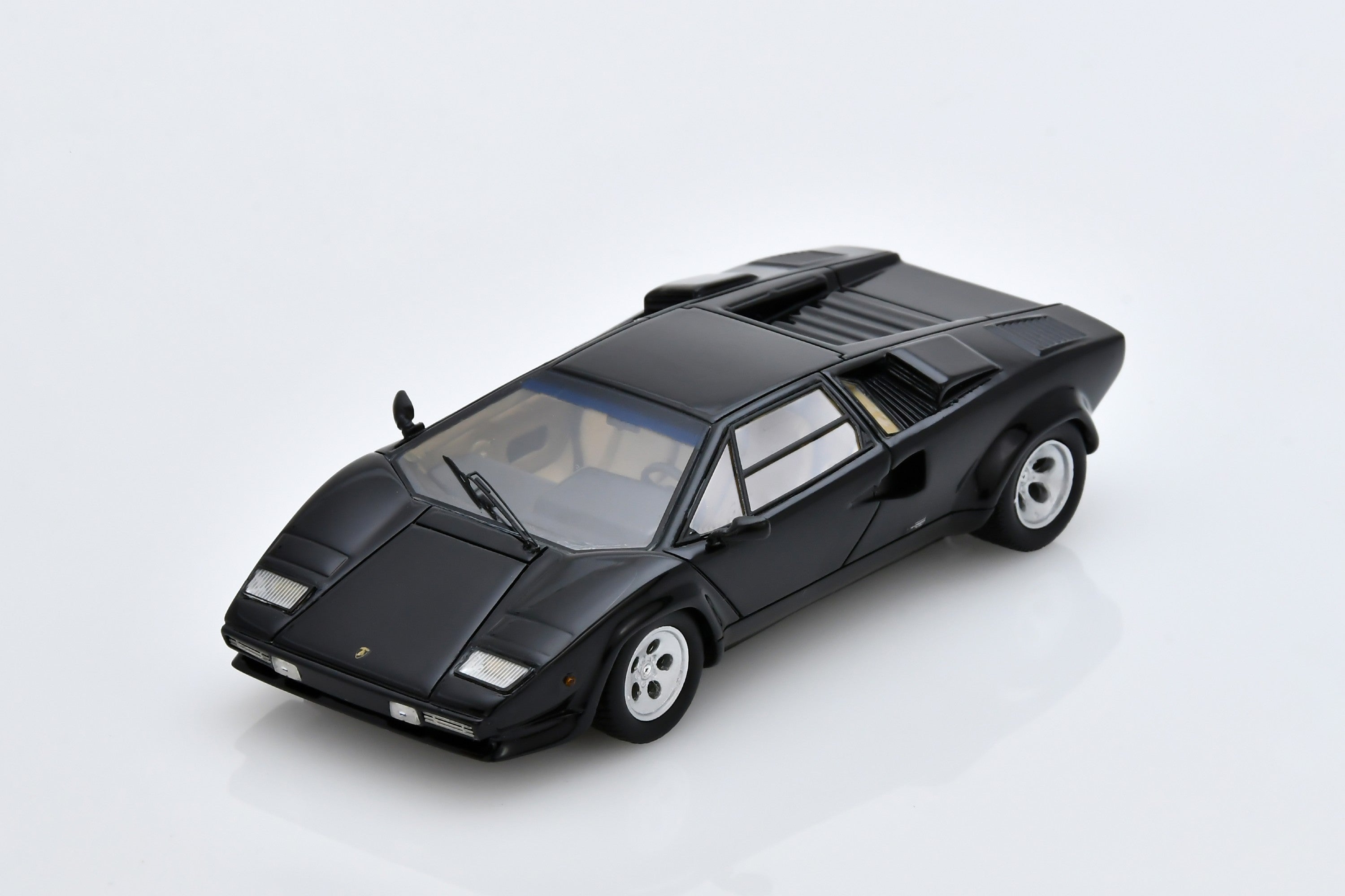 1:43 scale model Lamborghini Countach 5000S by Spark | Front Quarter View