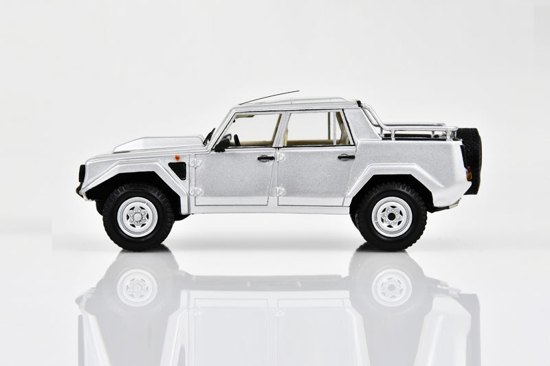 1:43 scale model Lamborghini LM002 (1986) by Spark | Side View