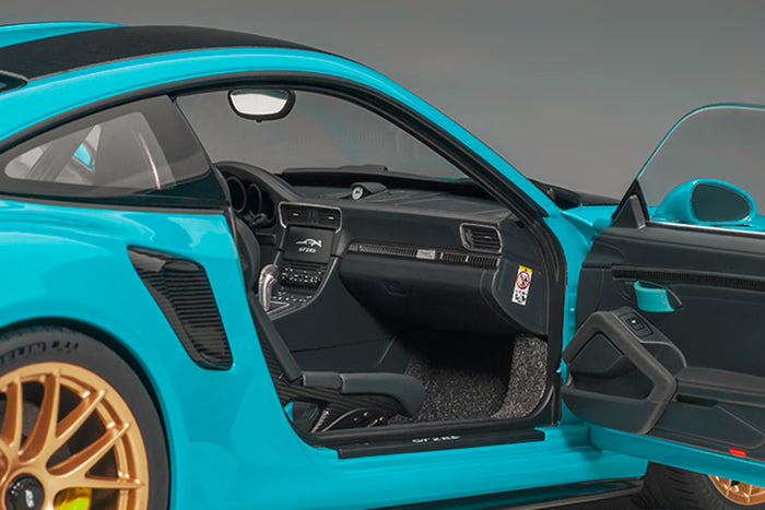 Porsche 911 GT2RS Weissach Package (991.2) | 1:18 Scale Model Car by AUTOart | Right Interior
