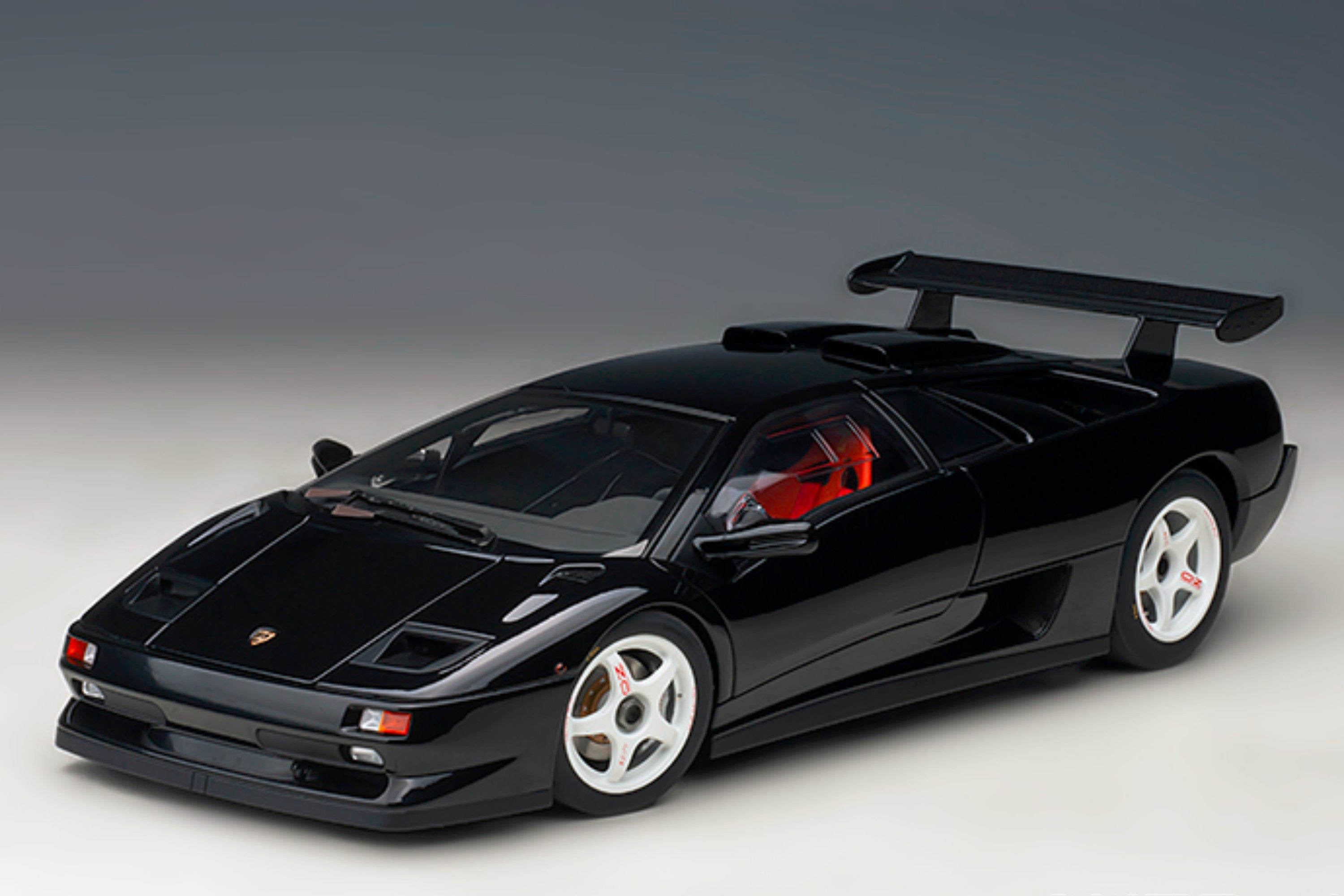 Lamborghini Diablo SV-R | 1:18 Scale Model Car by AUTOart | Front Quarter