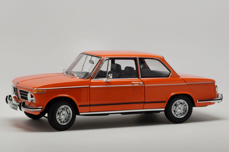 BMW 2002tii (1972) | 1:18 Scale Diecast Model Car by Kyosho | Front Quarter