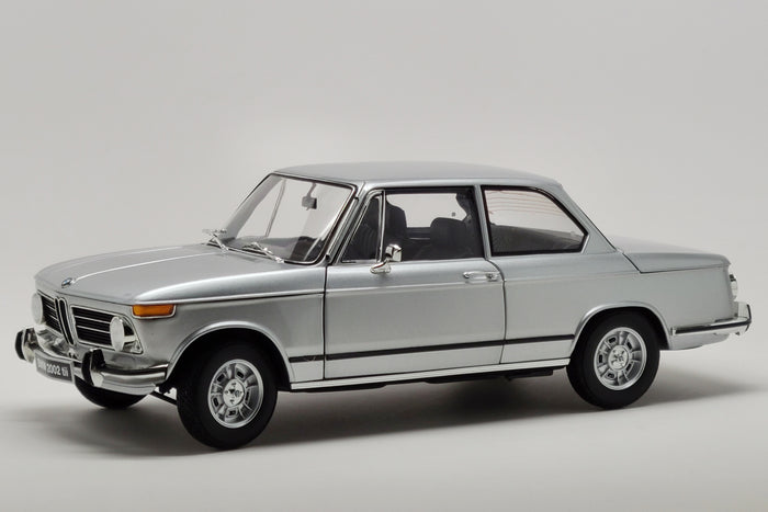 BMW 2002tii (1972) | 1:18 Scale Diecast Model Car by Kyosho | Silver Variant