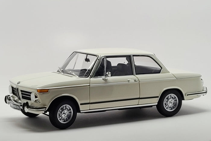 BMW 2002tii (1972) | 1:18 Scale Diecast Model Car by Kyosho | White Variant
