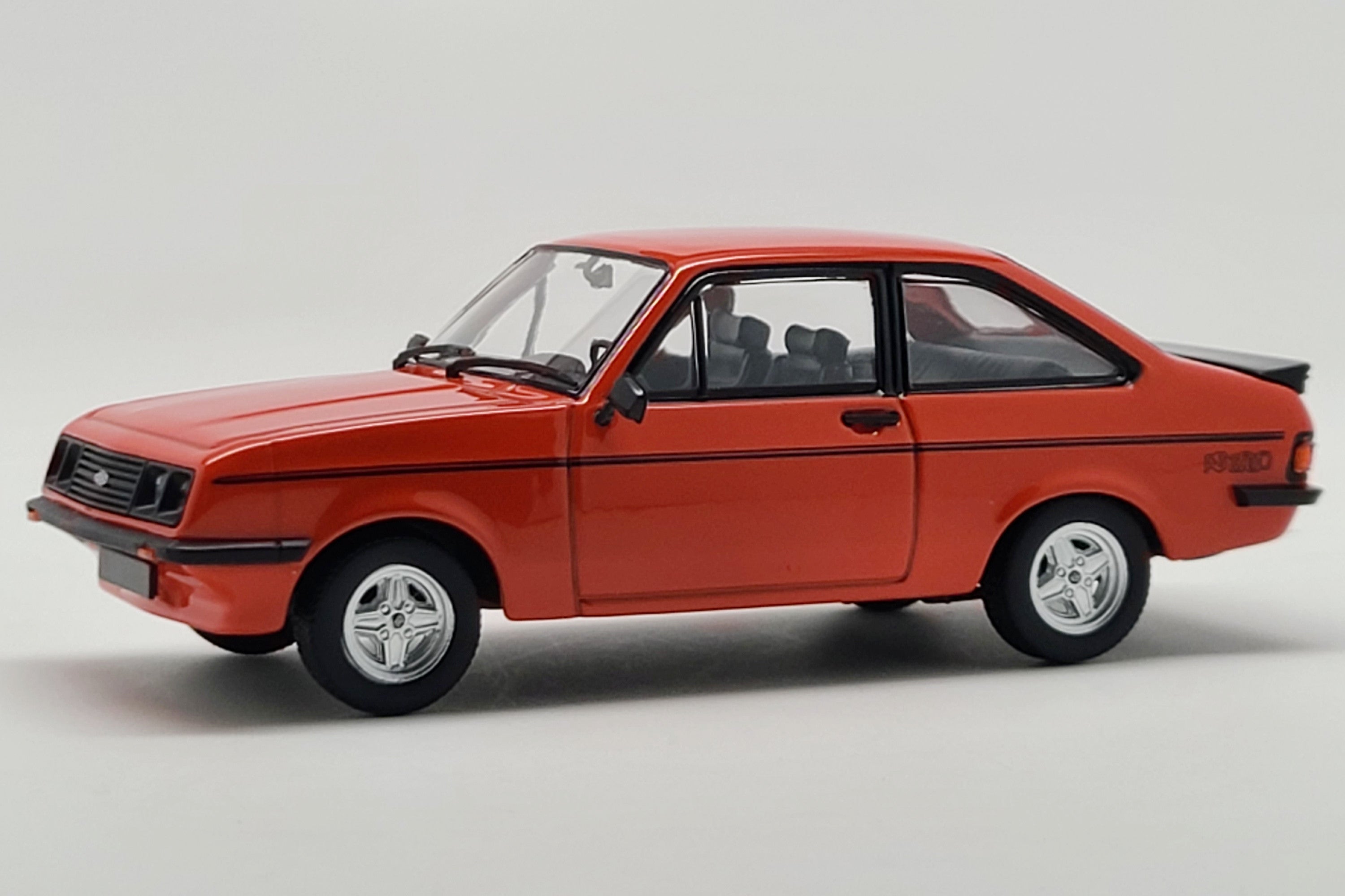 Ford Escort RS2000 (1976) | 1:43 Scale Diecast Model Car by Maxichamps | Red Variant